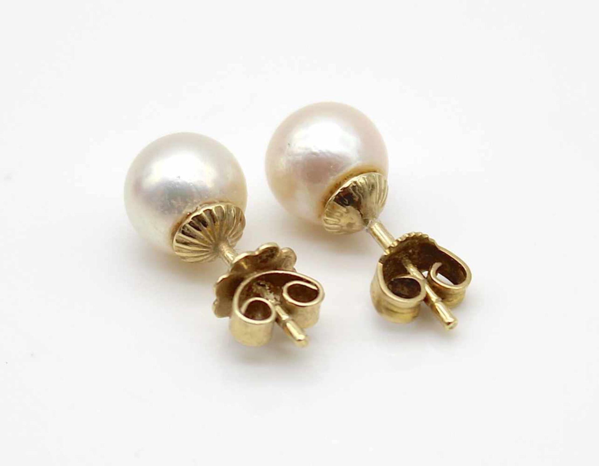 Pair of 585 gold earrings with one cultured pearl each.Diameter 8 mm.Paar Ohrringe aus 585er Gold - Bild 4 aus 4