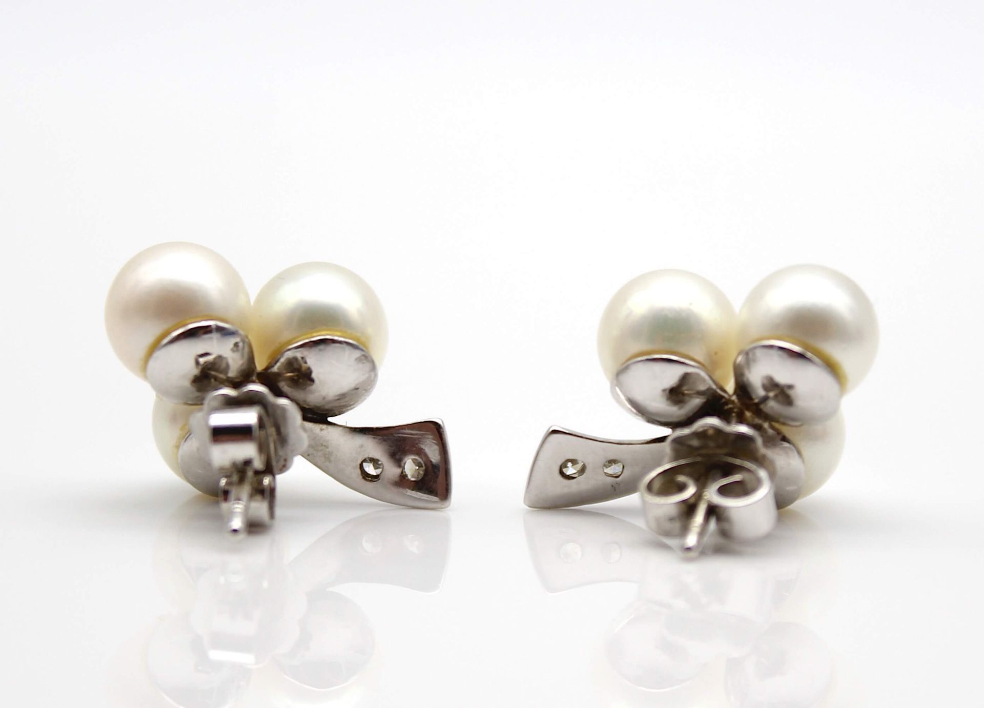 Ein Paar Ohrringe geprüft auf 585er Weißgold mit je 3 Zuchtperlen 7,2 - 7,4 mm und je 2 Diamanten - Bild 2 aus 2