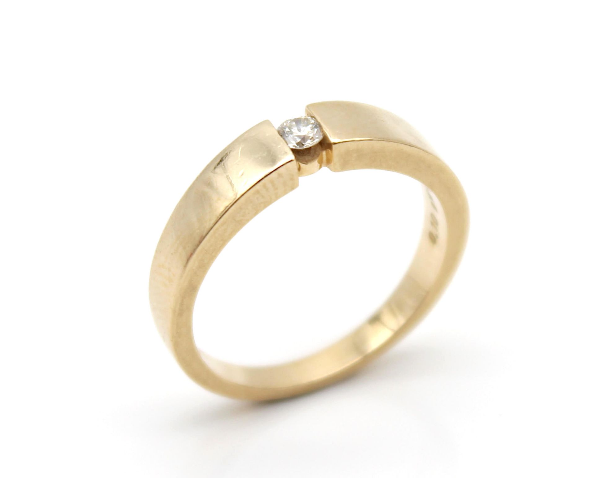 Ring aus 585er Gold mit einem Brillanten, ca. 0,10 ct, VVS, Farbe K-L. Gewicht: 4,7 g, Größe: 56