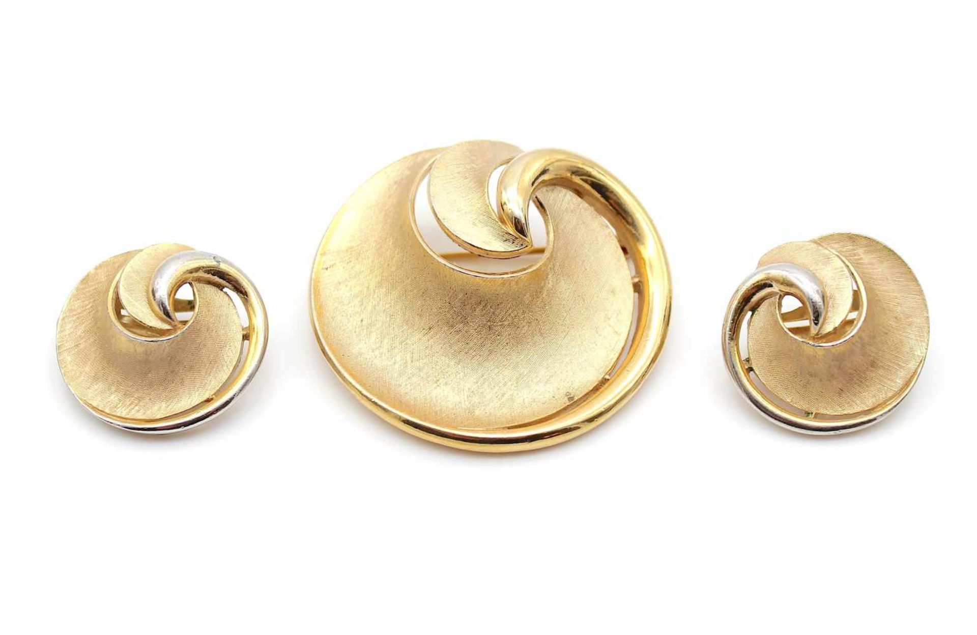 1 Paar Ohrringe und 1 Brosche von Trifari aus goldfarbenem Metallguss. USA, ca. 50er Jahre.