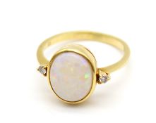 Ring aus 750er Gold mit einem weißen Edelopal und 2 Brillanten, gesamt ca. 0,05 ct. Gewicht: 3,5 g,