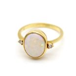 Ring aus 750er Gold mit einem weißen Edelopal und 2 Brillanten, gesamt ca. 0,05 ct. Gewicht: 3,5 g,