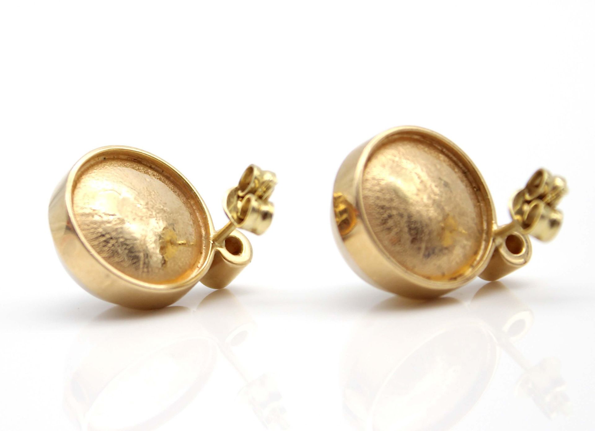 Ein Paar Ohrstecker aus 585er Gold mit je einer Mabe-Perle, 13,2 mm und je einem Brillanten, gesamt - Bild 3 aus 3