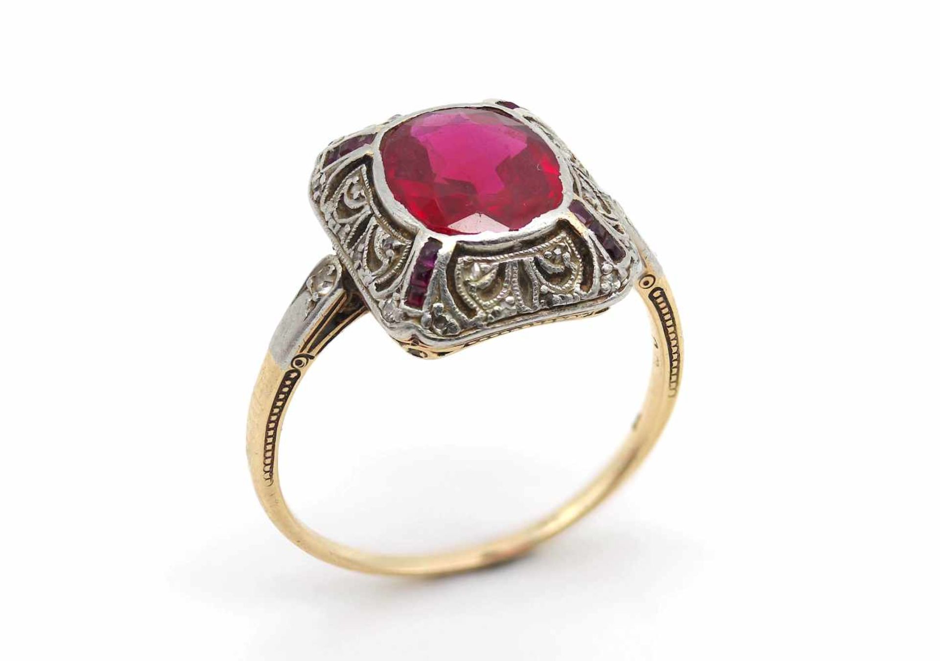 Antiker Ring aus 585er Gold platiniert mit einem synthetischen Rubin und kleinen Diamanten. 1 kl. - Image 3 of 4