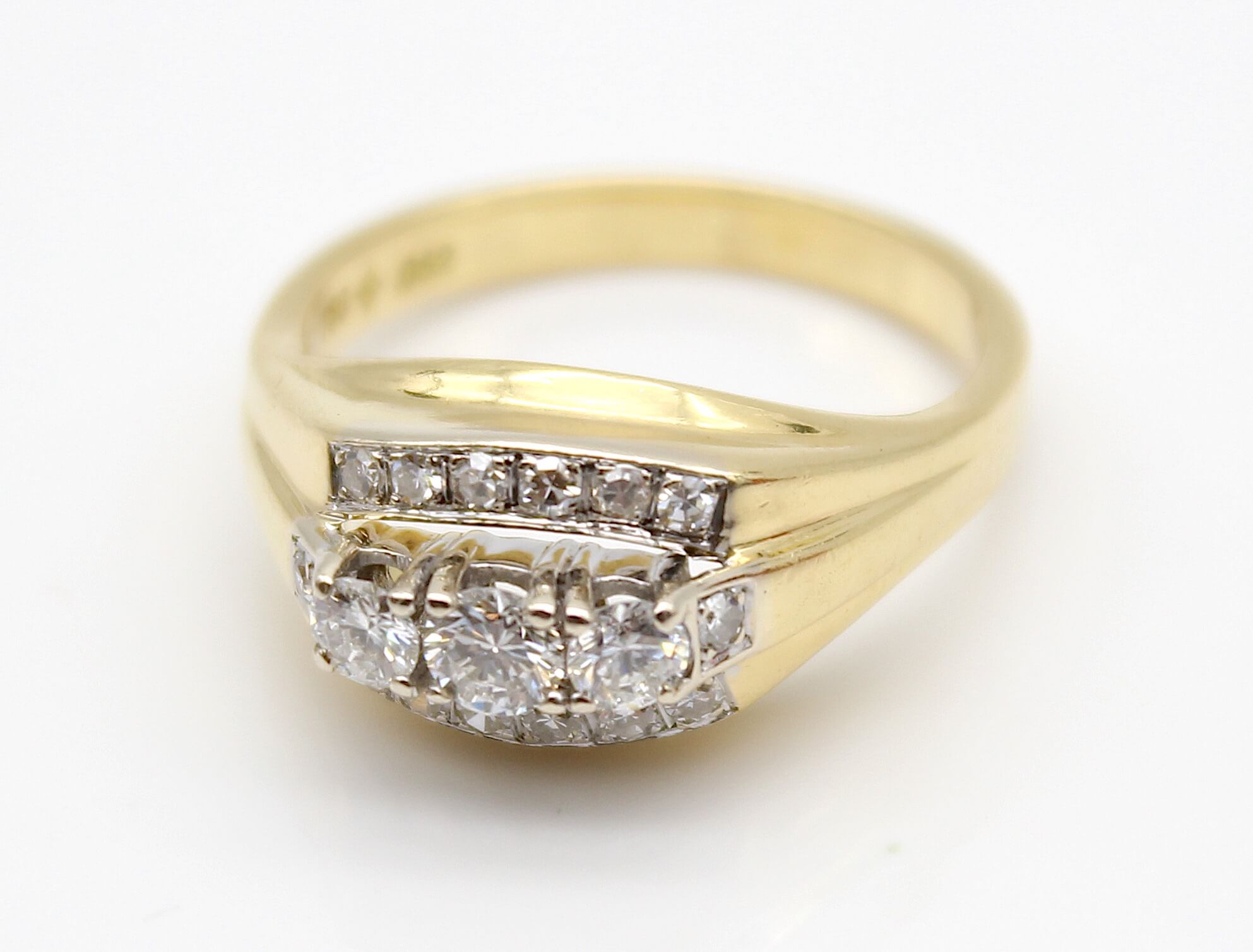 Ring aus 750er Gold mit 17 Diamanten im Brilliant- und Achtkantschliff, gesamt ca. 0,60 ct. Die 3 - Image 2 of 2