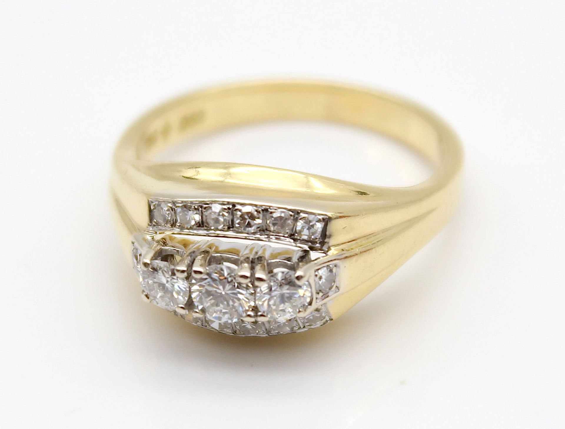 Ring aus 750er Gold mit 17 Diamanten im Brilliant- und Achtkantschliff, gesamt ca. 0,60 ct. Die 3 - Bild 2 aus 2