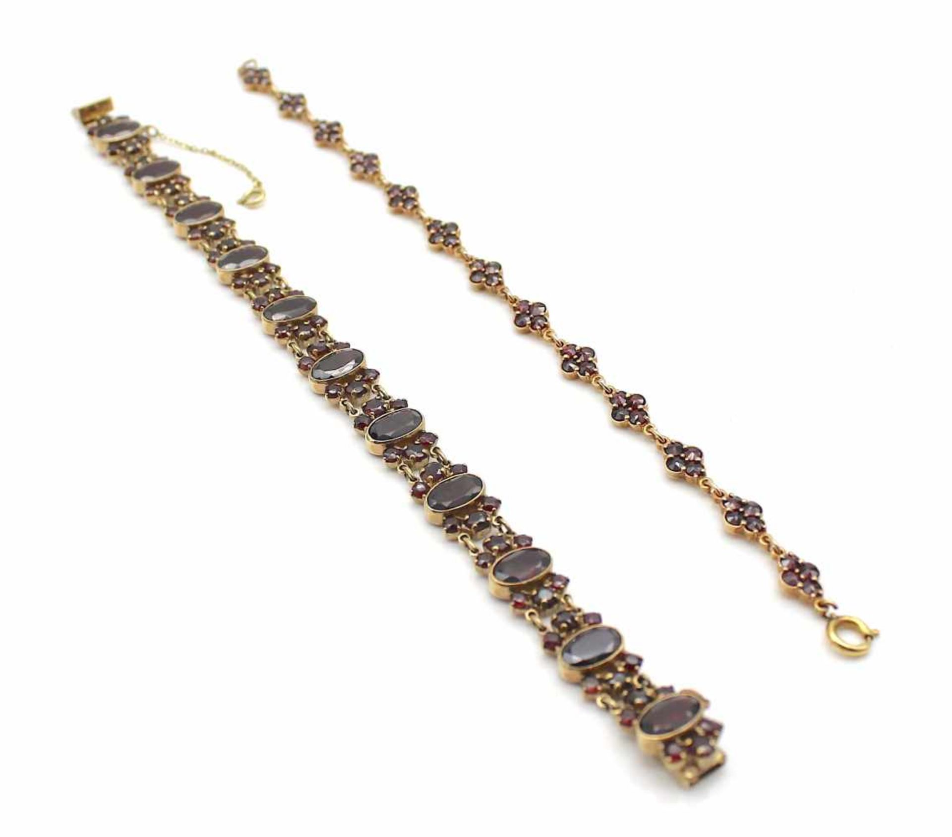 2 Armbänder aus 333er Gold mit Granat. Gesamtgewicht: 27,8 g, Längen: 19 cm 2 bracelets in 333 gold