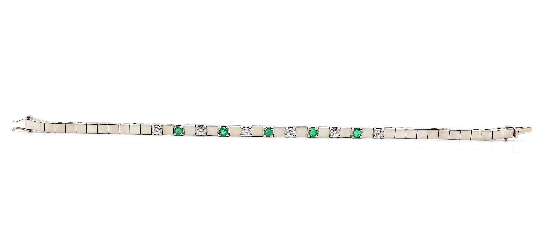 Armband aus 750er Weißgold mit 6 Brillanten, gesamt ca. 0,66 ct in hoher Qualität und 5 Smaragde, - Image 2 of 2