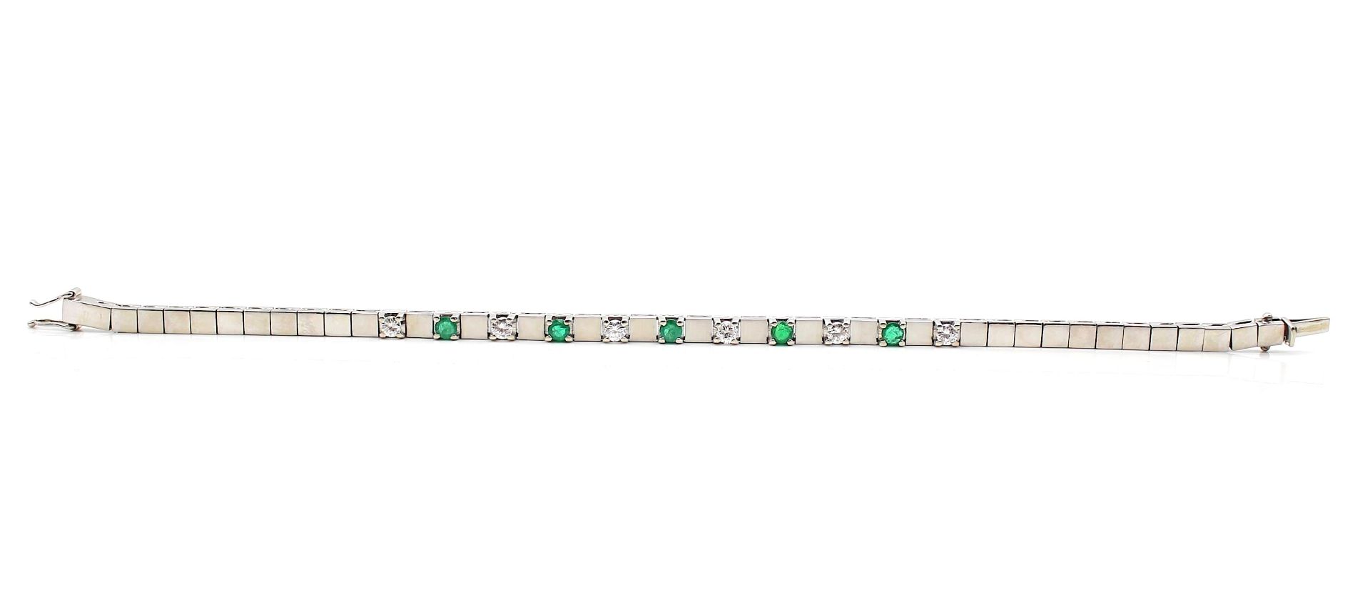 Armband aus 750er Weißgold mit 6 Brillanten, gesamt ca. 0,66 ct in hoher Qualität und 5 Smaragde, - Bild 2 aus 2