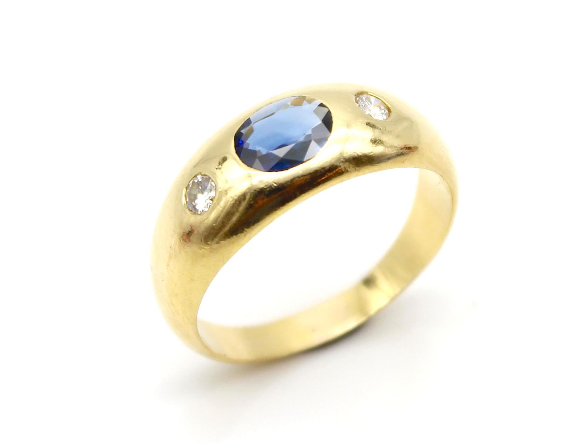 Ring aus 750er Gold mit einem blauen Saphir, ca. 0,50 ct und 2 Brillanten, gesamt ca. 0,16 ct in - Bild 3 aus 3