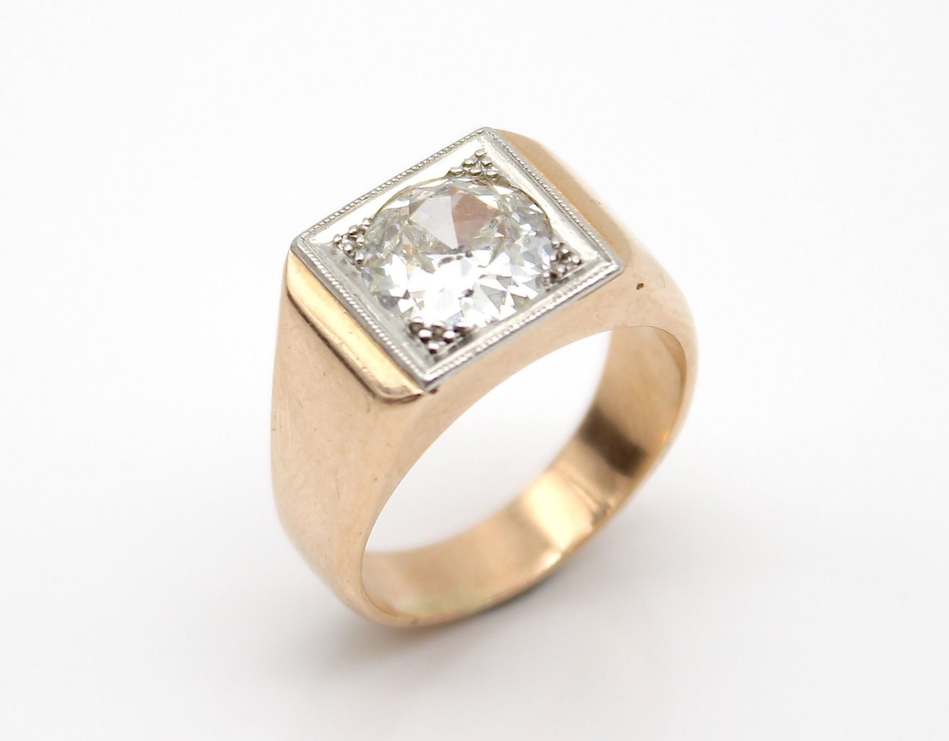 Ring aus 585er Gold mit Platin mit einem Brillanten, ca. 2 ct, P1, Farbe I - J. Gewicht: 11,2 g,