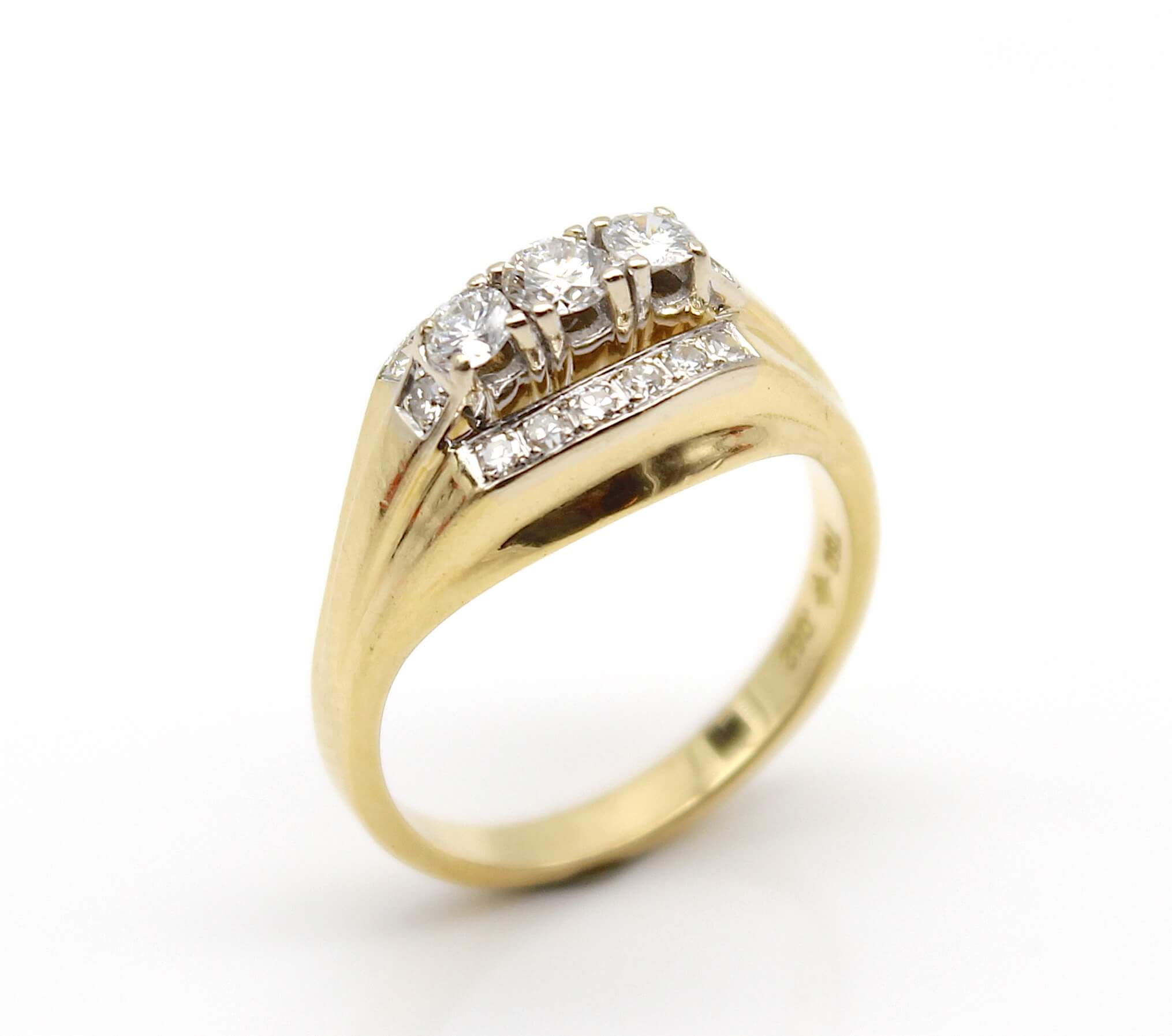 Ring aus 750er Gold mit 17 Diamanten im Brilliant- und Achtkantschliff, gesamt ca. 0,60 ct. Die 3
