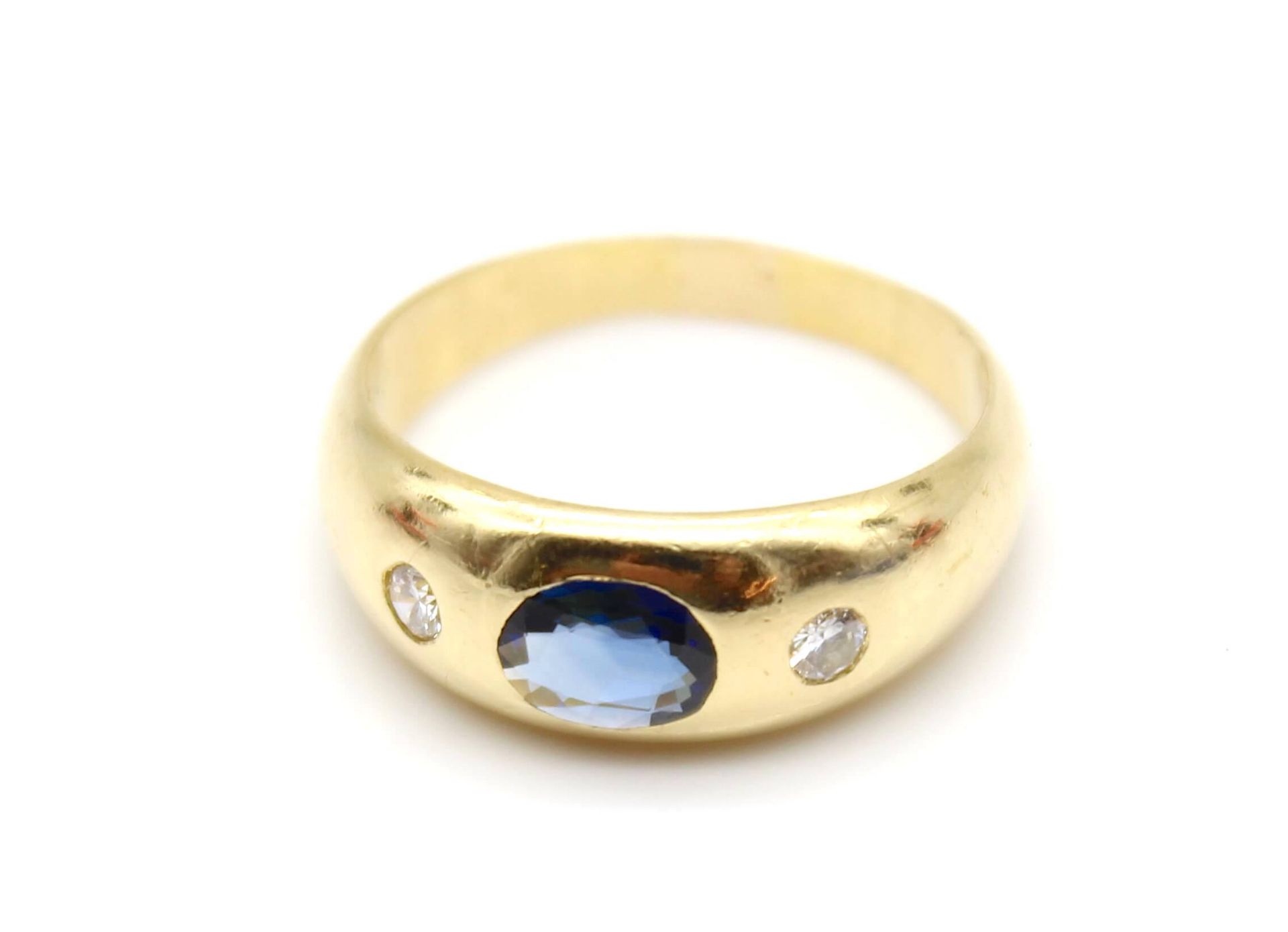 Ring aus 750er Gold mit einem blauen Saphir, ca. 0,50 ct und 2 Brillanten, gesamt ca. 0,16 ct in - Bild 2 aus 3