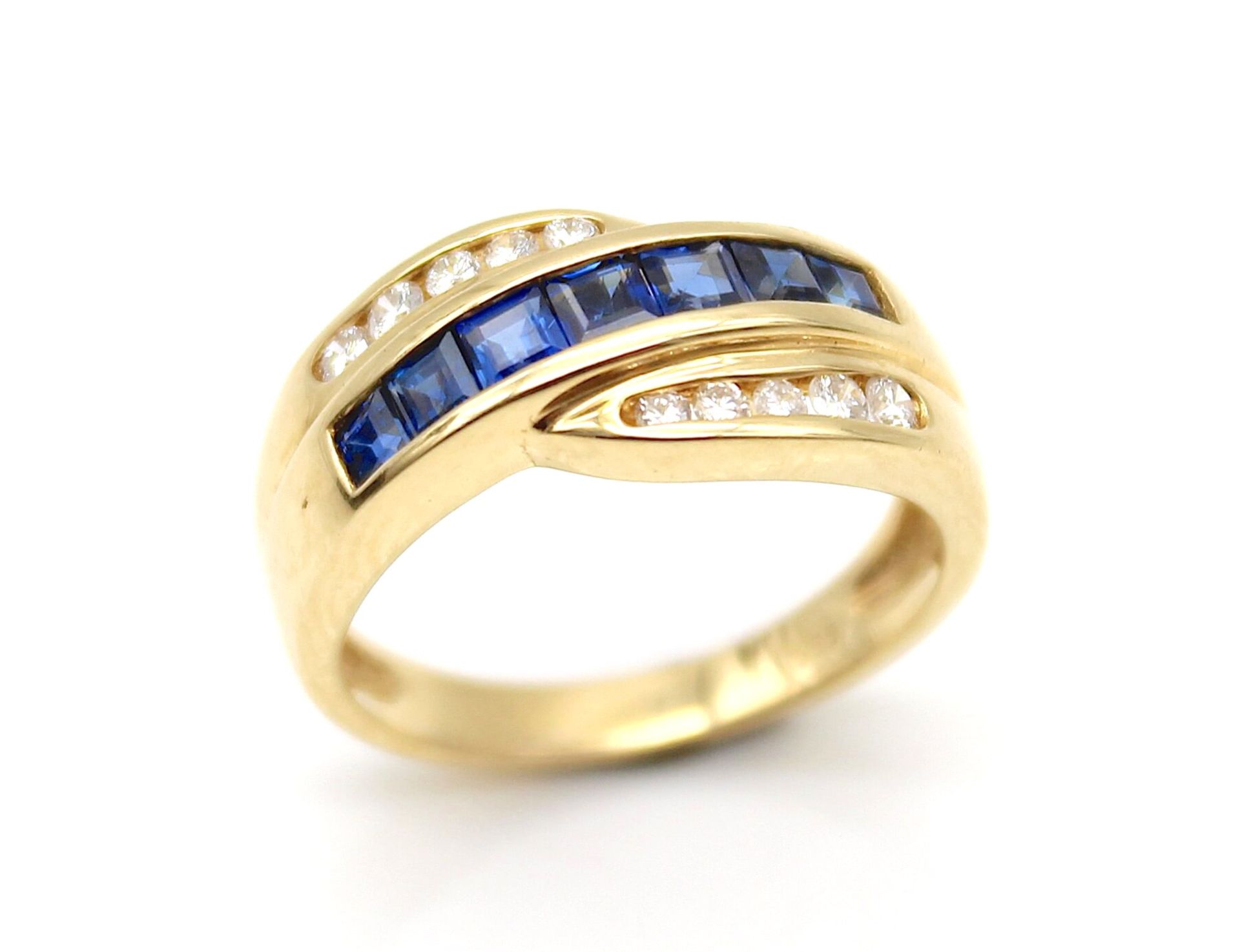 Ring aus 585er Gold mit 7 Saphiren, gesamt ca. 0,90 ct und 10 Brillanten, gesamt ca. 0,20 ct in