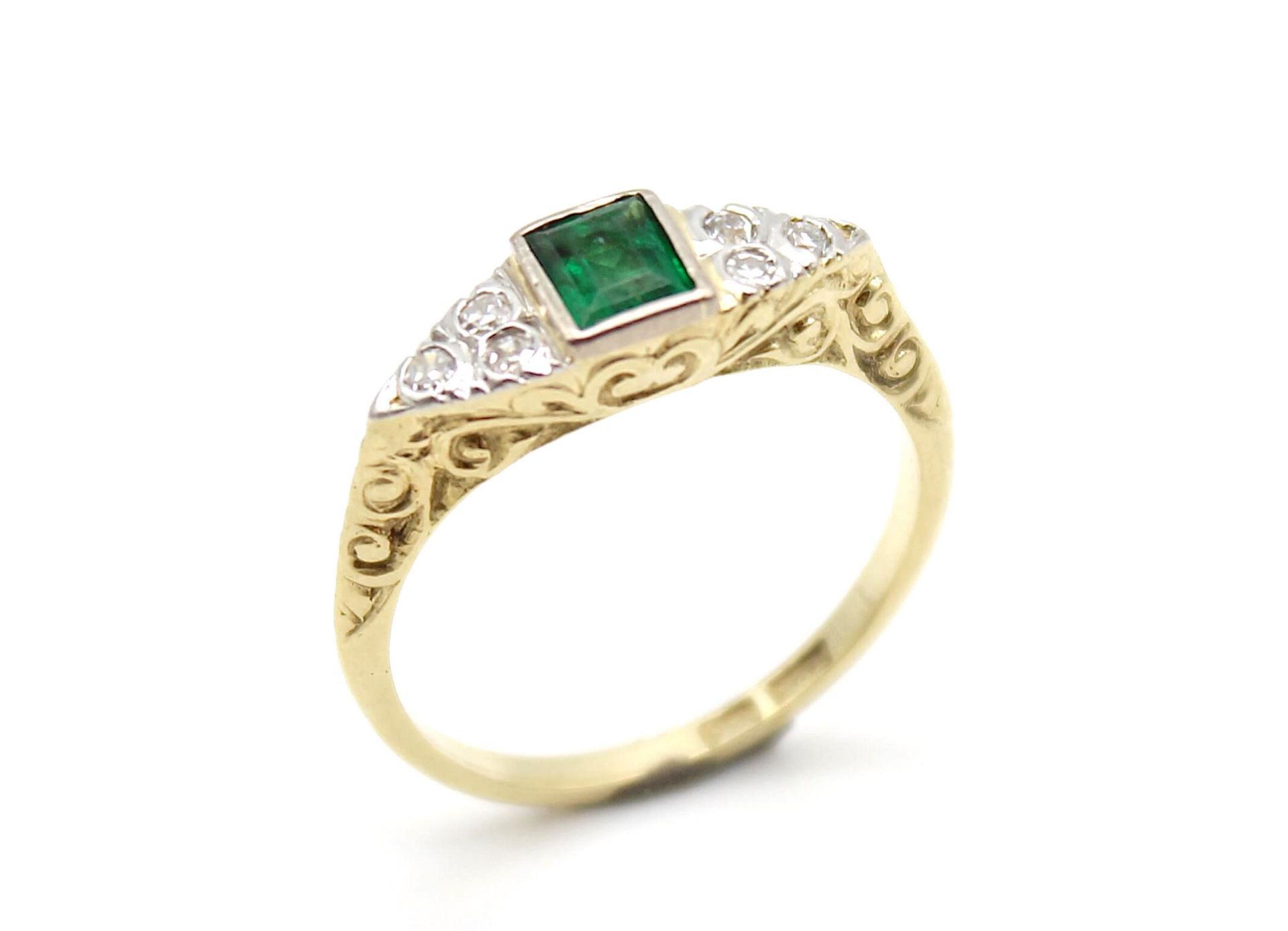 Ring aus 585er Gold mit einem Smaragd und 6 Diamanten (1x Brillant und 5 Achtkantschliff), gesamt