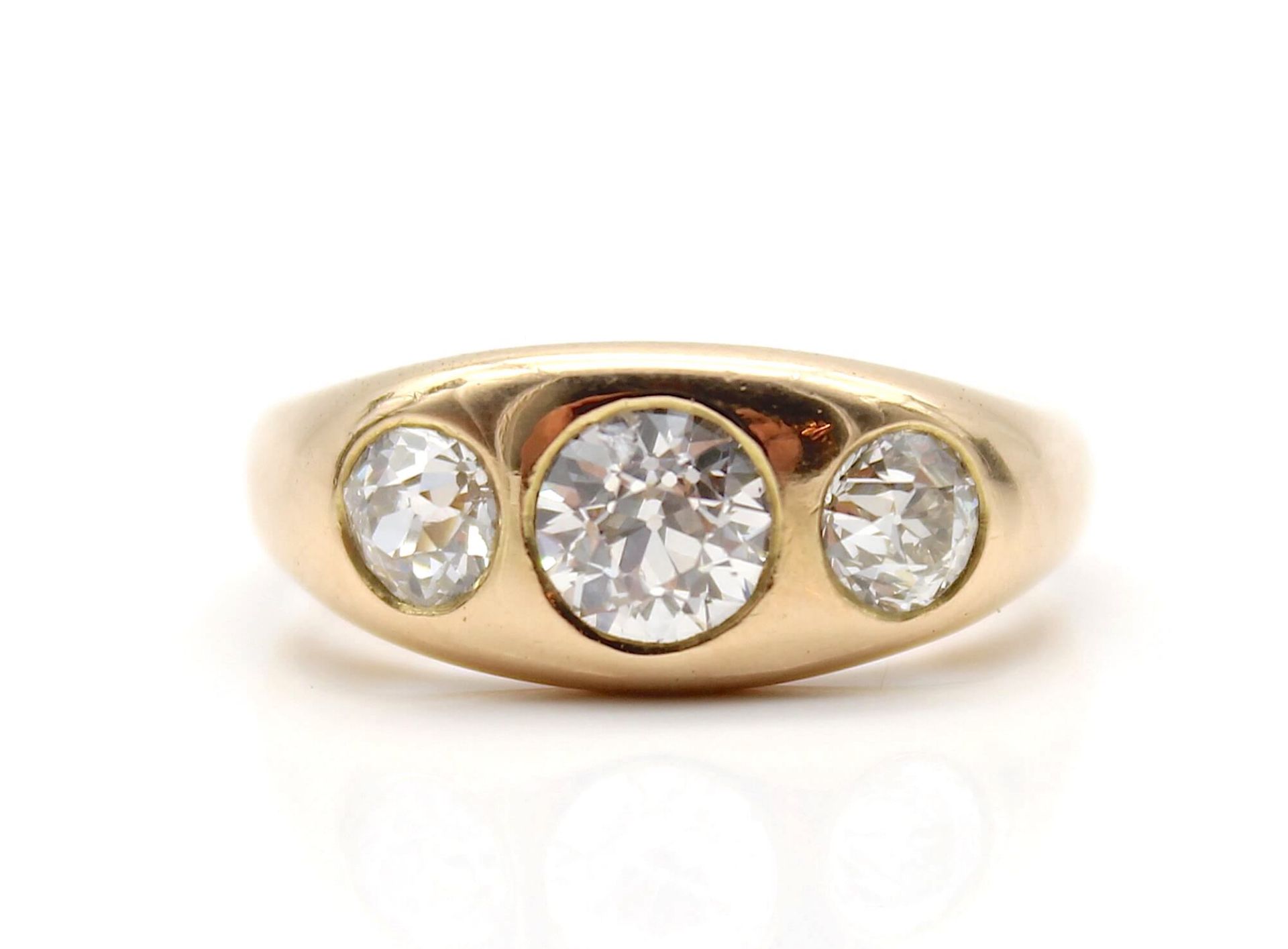 Ring aus 585er Gold mit 3 Diamanten im Altschliff, 2 x ca. 0,40 ct und 1 x ca. 0,75 ct im hohen bis