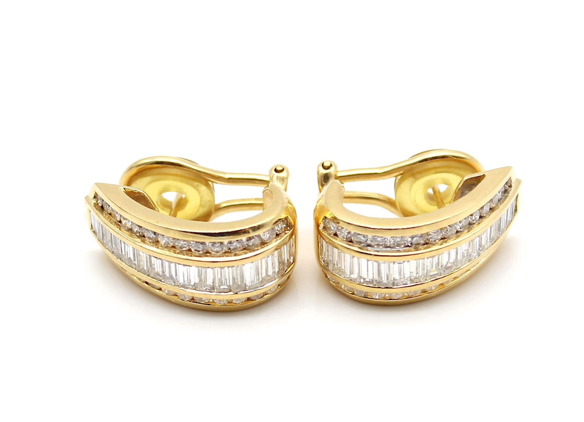 1 Paar Ohrringe aus 750er Gold mit insgesamt 56 Brillanten und 32 Baguette Diamanten, gesamt ca. 3, - Image 2 of 3