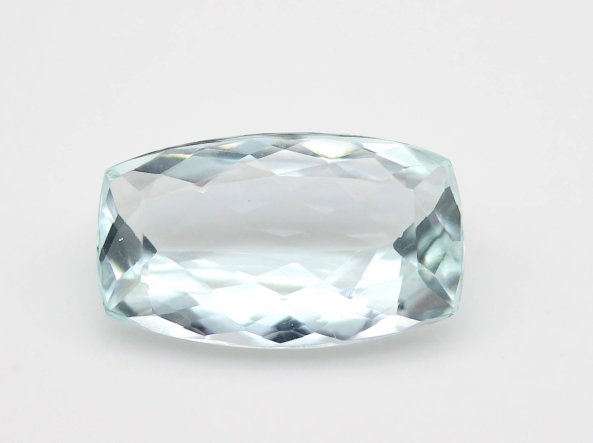 1 Aquamarin, 4,44 ct, 15,27 x 9,05 x 4,66 mm 1 Aquamarine, 4.44 ct, 15.27 x 9.05 x 4.66 mm