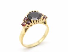 Ring aus 585er Gold mit Granat. Gewicht: 4,5 g, Größe: 55 Ring in 585 gold with garnet. Weight: 4.5