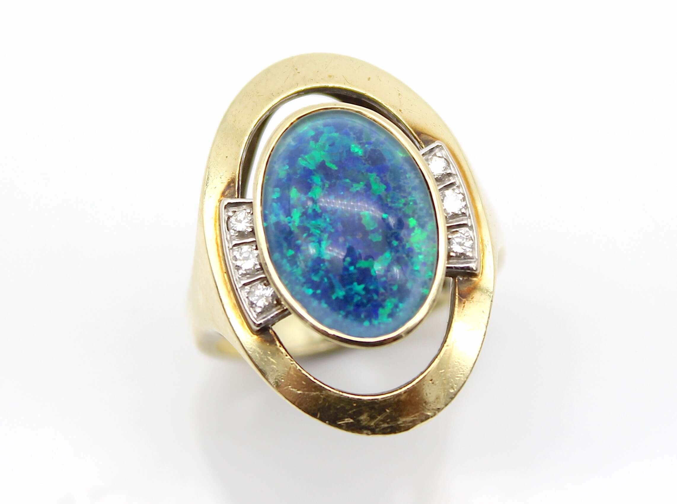 Ring aus 585er Gold mit einer Opal Triplette und 6 Diamanten, gesamt ca. 0,14 ct. Gewicht: 9 g,