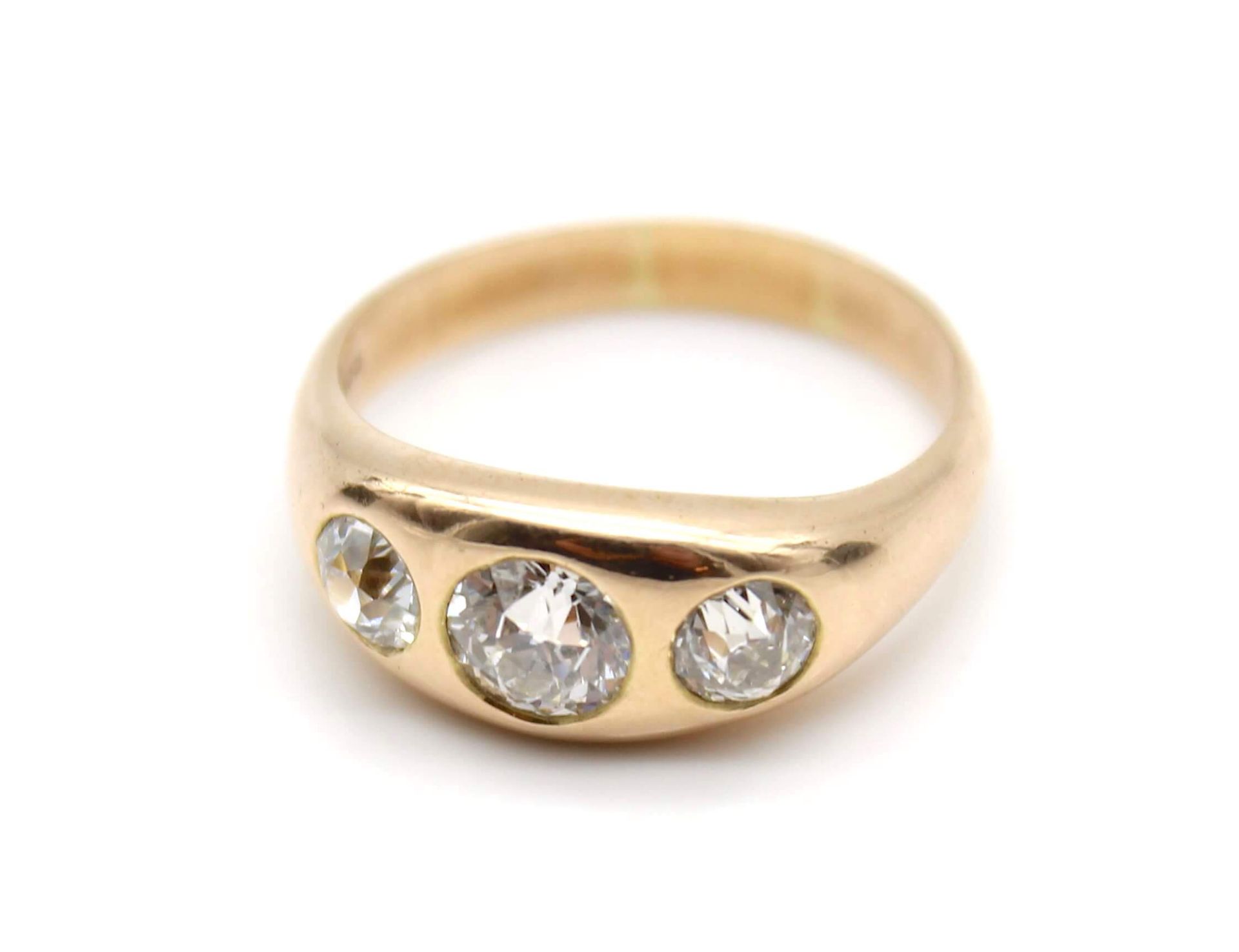 Ring aus 585er Gold mit 3 Diamanten im Altschliff, 2 x ca. 0,40 ct und 1 x ca. 0,75 ct im hohen bis - Image 2 of 3