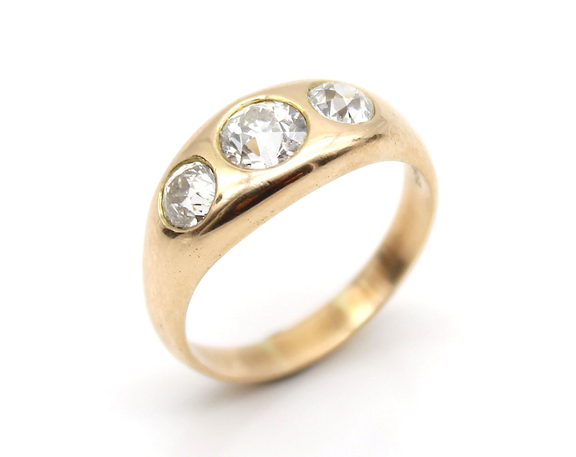 Ring aus 585er Gold mit 3 Diamanten im Altschliff, 2 x ca. 0,40 ct und 1 x ca. 0,75 ct im hohen bis - Image 3 of 3
