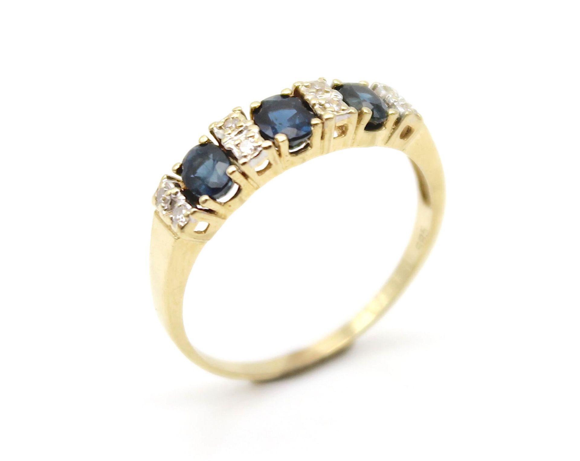 Ring aus 585er Gold mit 3 Saphiren, gesamt ca. 0,70 ct und 8 Diamanten im Achtkantschliff, gesamt - Bild 2 aus 2