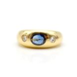 Ring aus 750er Gold mit einem blauen Saphir, ca. 0,50 ct und 2 Brillanten, gesamt ca. 0,16 ct in
