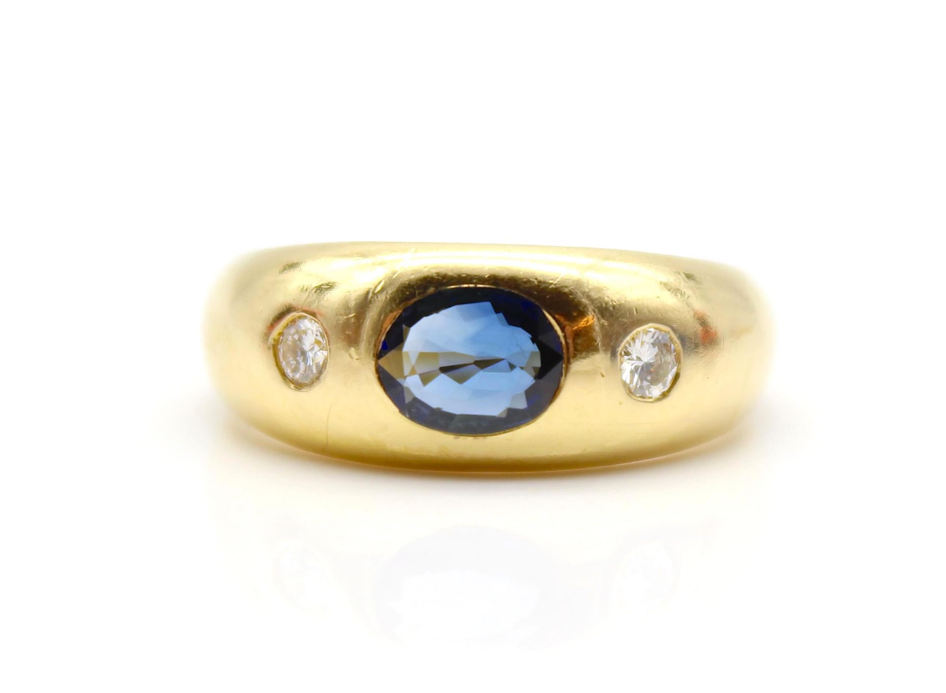 Ring aus 750er Gold mit einem blauen Saphir, ca. 0,50 ct und 2 Brillanten, gesamt ca. 0,16 ct in