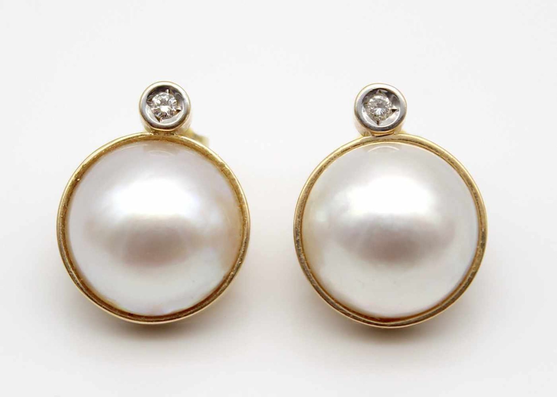 Ein Paar Ohrstecker aus 585er Gold mit je einer Mabe-Perle, 13,2 mm und je einem Brillanten, gesamt - Bild 2 aus 3