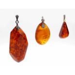 3 Anhänger Bernstein (1 Hänger 835er Silber). Gesamtgewicht: 17,5 g 3 pendants amber (1 pendant 835