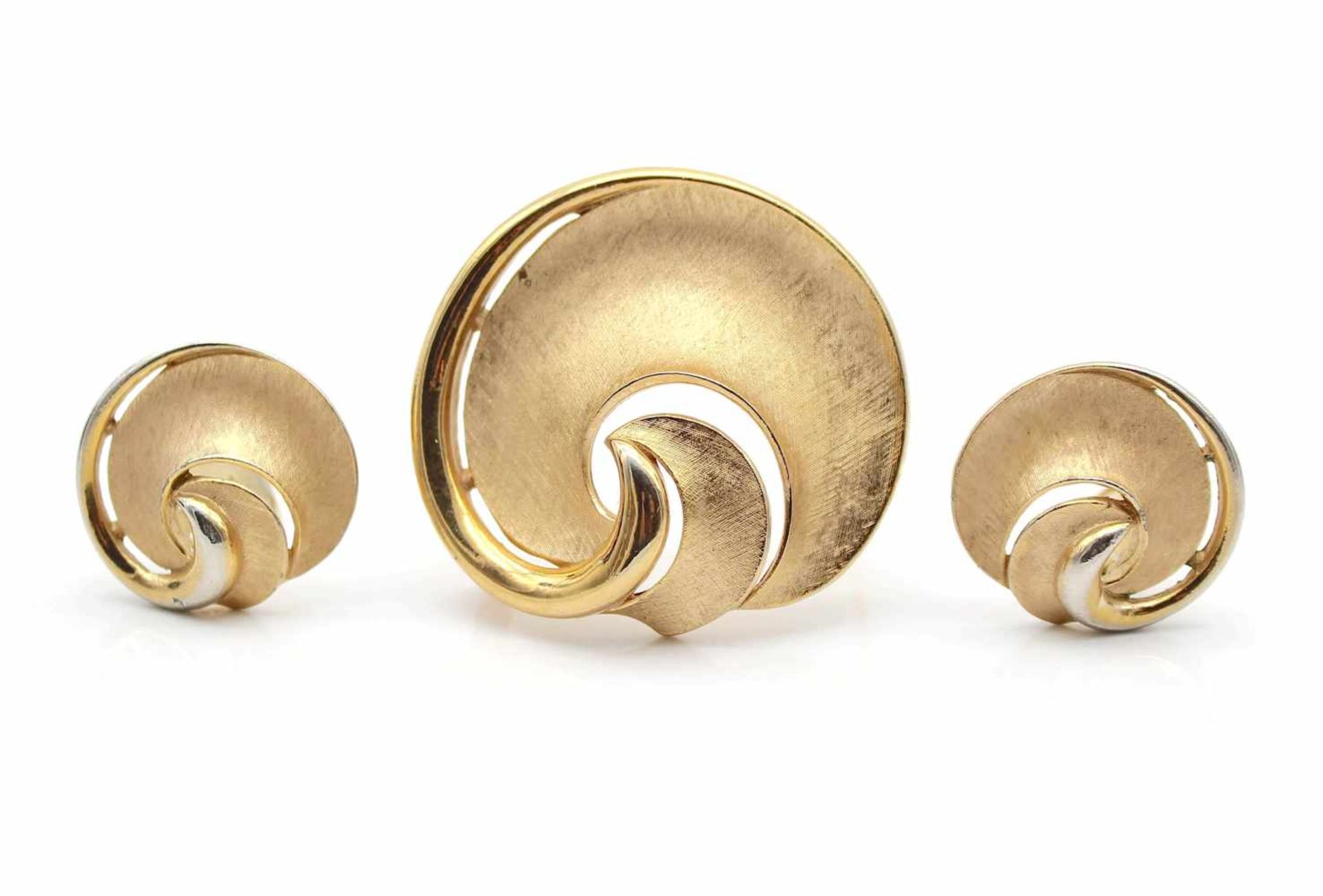 1 Paar Ohrringe und 1 Brosche von Trifari aus goldfarbenem Metallguss. USA, ca. 50er Jahre. - Image 2 of 2