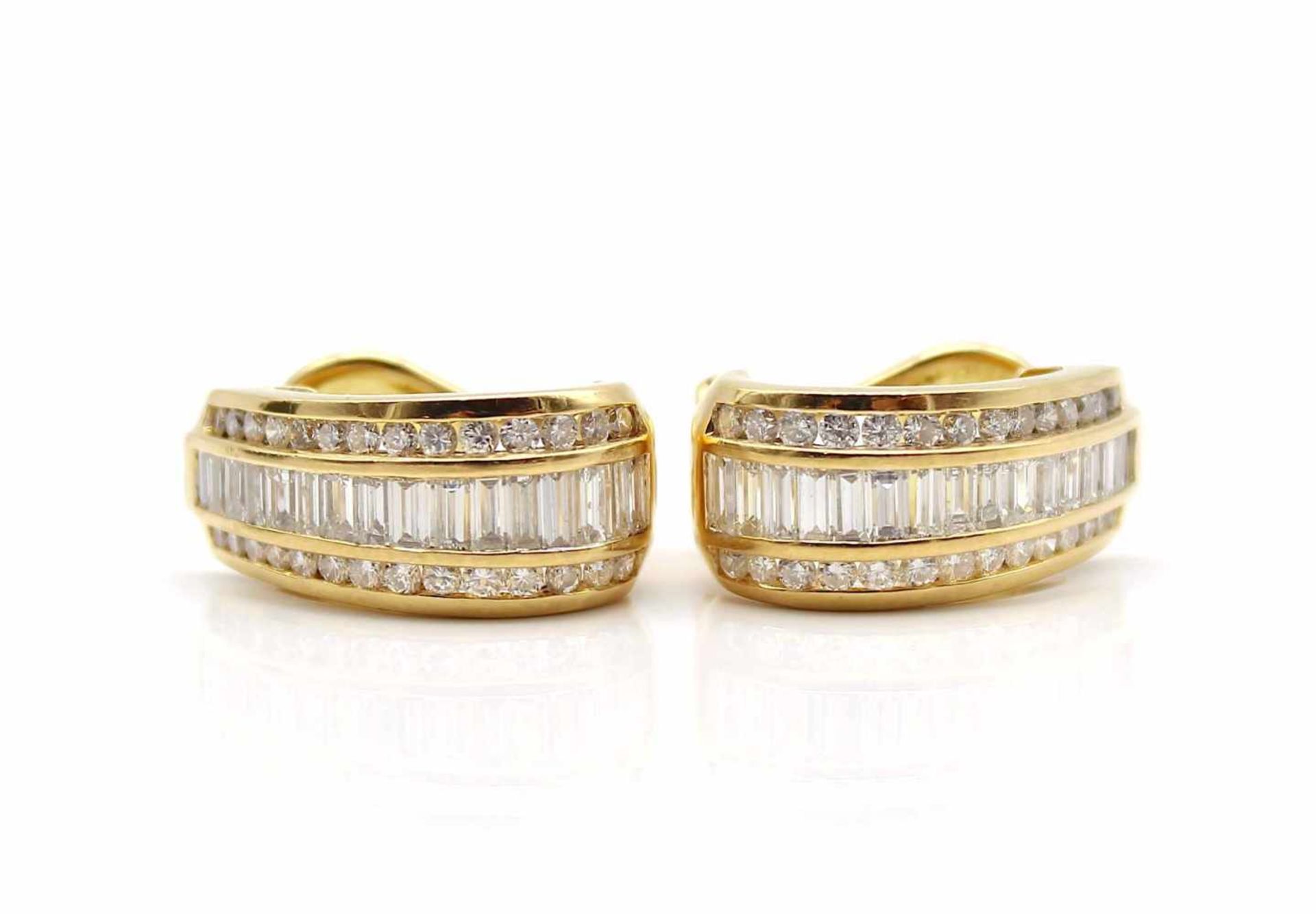 1 Paar Ohrringe aus 750er Gold mit insgesamt 56 Brillanten und 32 Baguette Diamanten, gesamt ca. 3, - Image 3 of 3