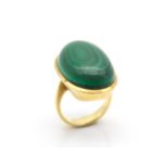 Ring aus 750er Gold mit einem Malachit, 28,5 x 18,7 x 8,3 mm. Gewicht: 21,6 g, Größe: 56 750 gold