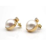 Ein Paar Ohrstecker aus 585er Gold mit je einer Mabe-Perle, 13,2 mm und je einem Brillanten, gesamt