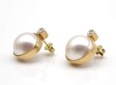 Ein Paar Ohrstecker aus 585er Gold mit je einer Mabe-Perle, 13,2 mm und je einem Brillanten, gesamt