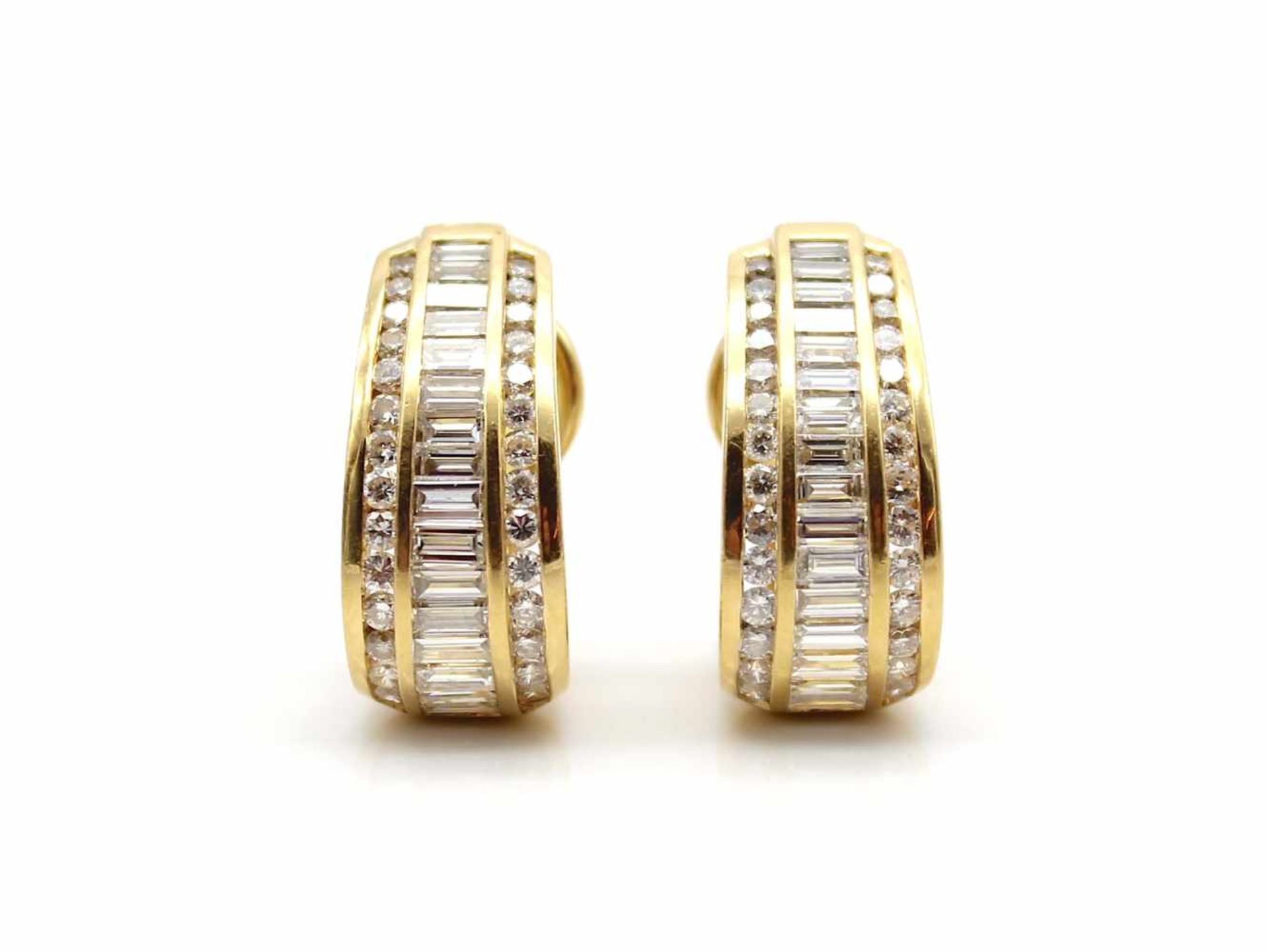1 Paar Ohrringe aus 750er Gold mit insgesamt 56 Brillanten und 32 Baguette Diamanten, gesamt ca. 3,