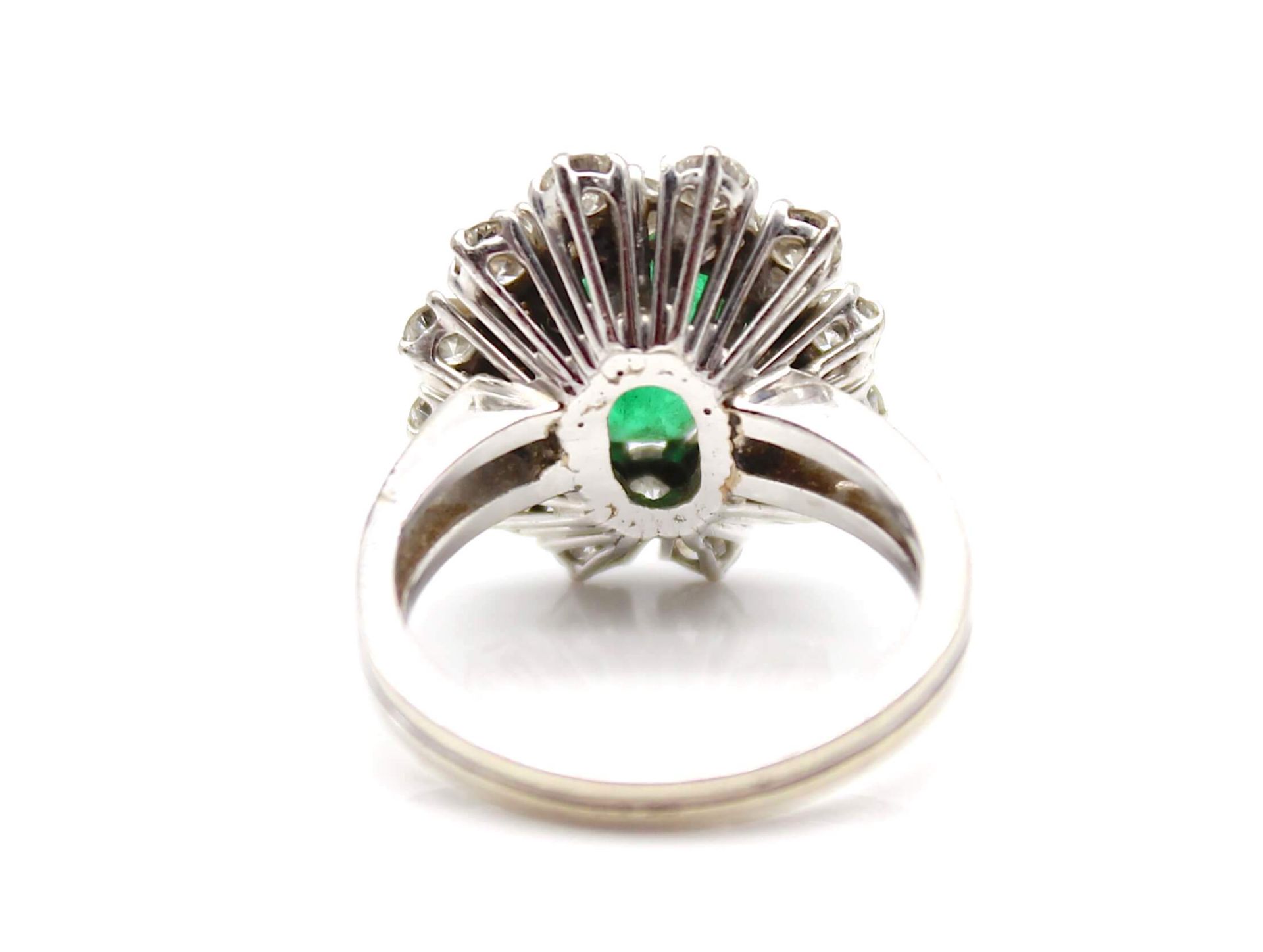 Ring aus 585er Weißgold mit einem Smaragd, ca. 1,5 ct und 24 Brillanten, gesamt ca. 2 ct in hoher - Image 4 of 4
