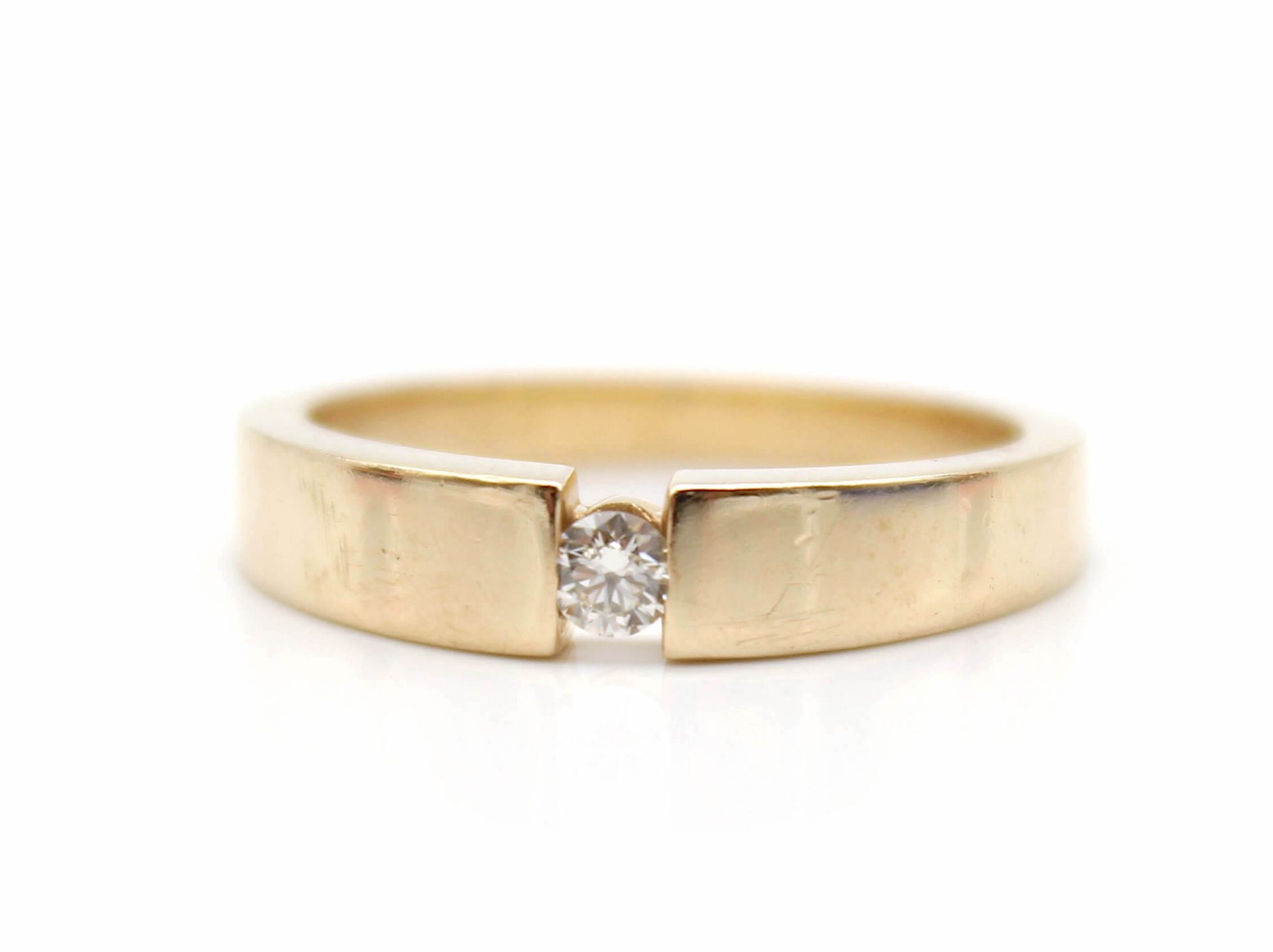 Ring aus 585er Gold mit einem Brillanten, ca. 0,10 ct, VVS, Farbe K-L. Gewicht: 4,7 g, Größe: 56 - Image 2 of 2