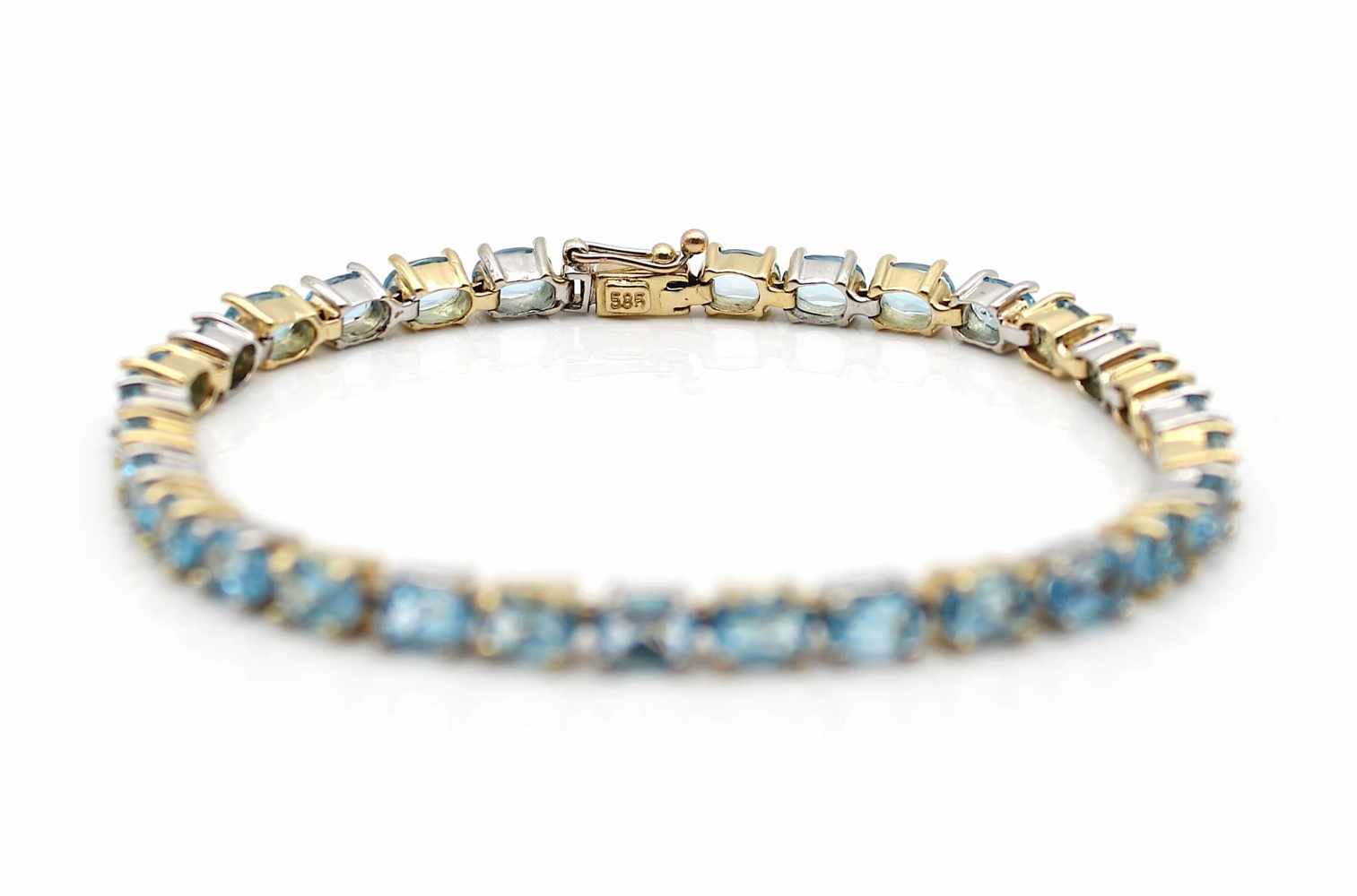 Armband aus 585er Gelb- und Weißgold mit 30 blauen Topasen, gesamt ca. 15 ct. Gewicht: 16,2 g, - Image 2 of 2