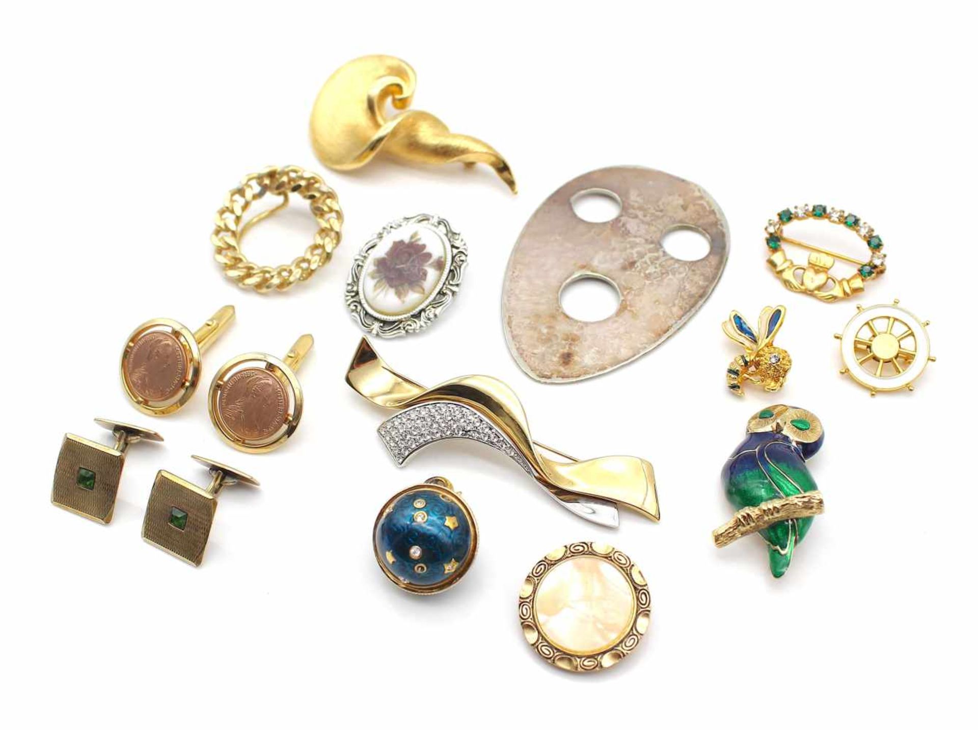 Div. Teile Modeschmuck. Various parts costume jewelry.