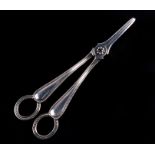 A pair of silver bead edge grape scissors, London 1914, 128gm, 19cms (7.5 ins) long.