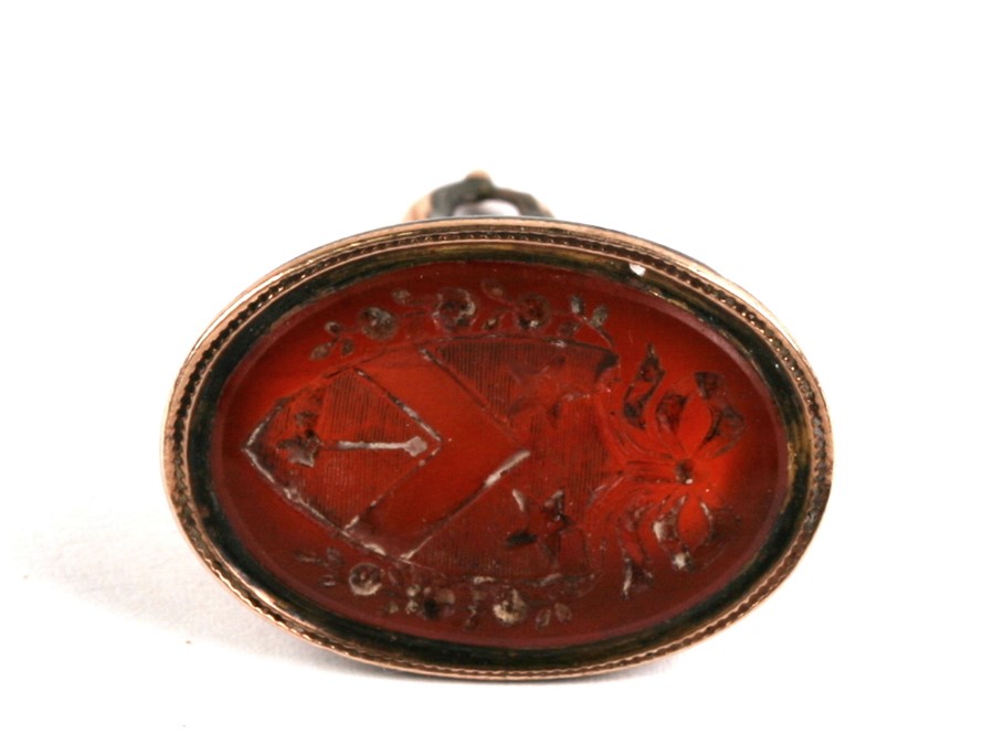 A 19th century yellow metal pocket watch fob seal with armorial crest carved to the matrix, 3cms ( - Image 2 of 2