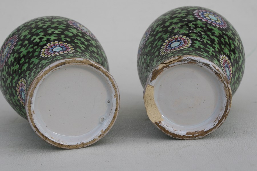 An unusual pair of 18th century Chinese style clobbered Delft vases, 17cms (6.75ins) high. - Image 2 of 3