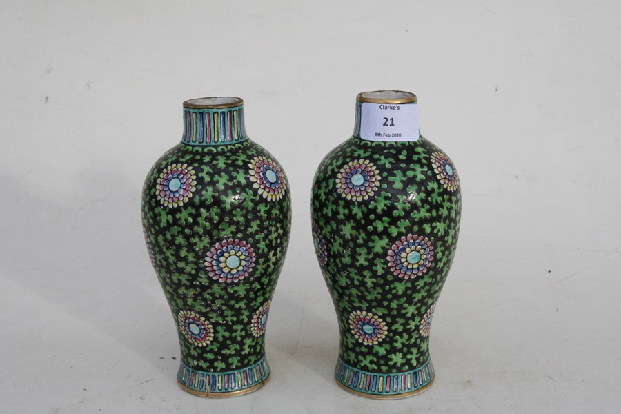 An unusual pair of 18th century Chinese style clobbered Delft vases, 17cms (6.75ins) high. - Image 3 of 3