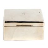 A sterling silver table top cigarette box, 10cms (4ins) wide.