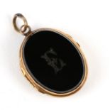 A Victorian oval memorial locket, 2.5cms (1ins) high.