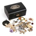 A quantity of costume jewellery.