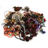 A quantity of costume jewellery.