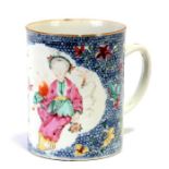 An 18 / 19th century Chinese famille rose cider mug decorated with figures, 14cm (5.5ins) high.